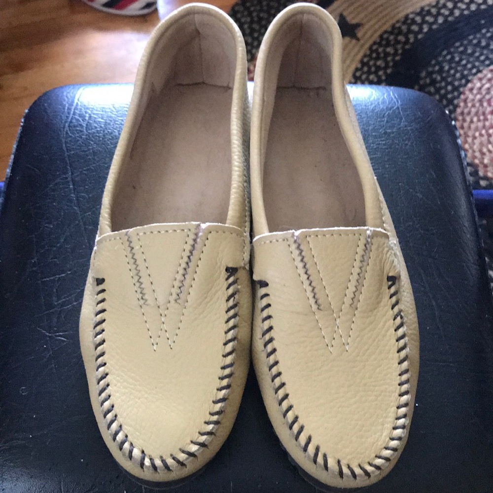 Minnetonka Moccasins beige super soft size 9